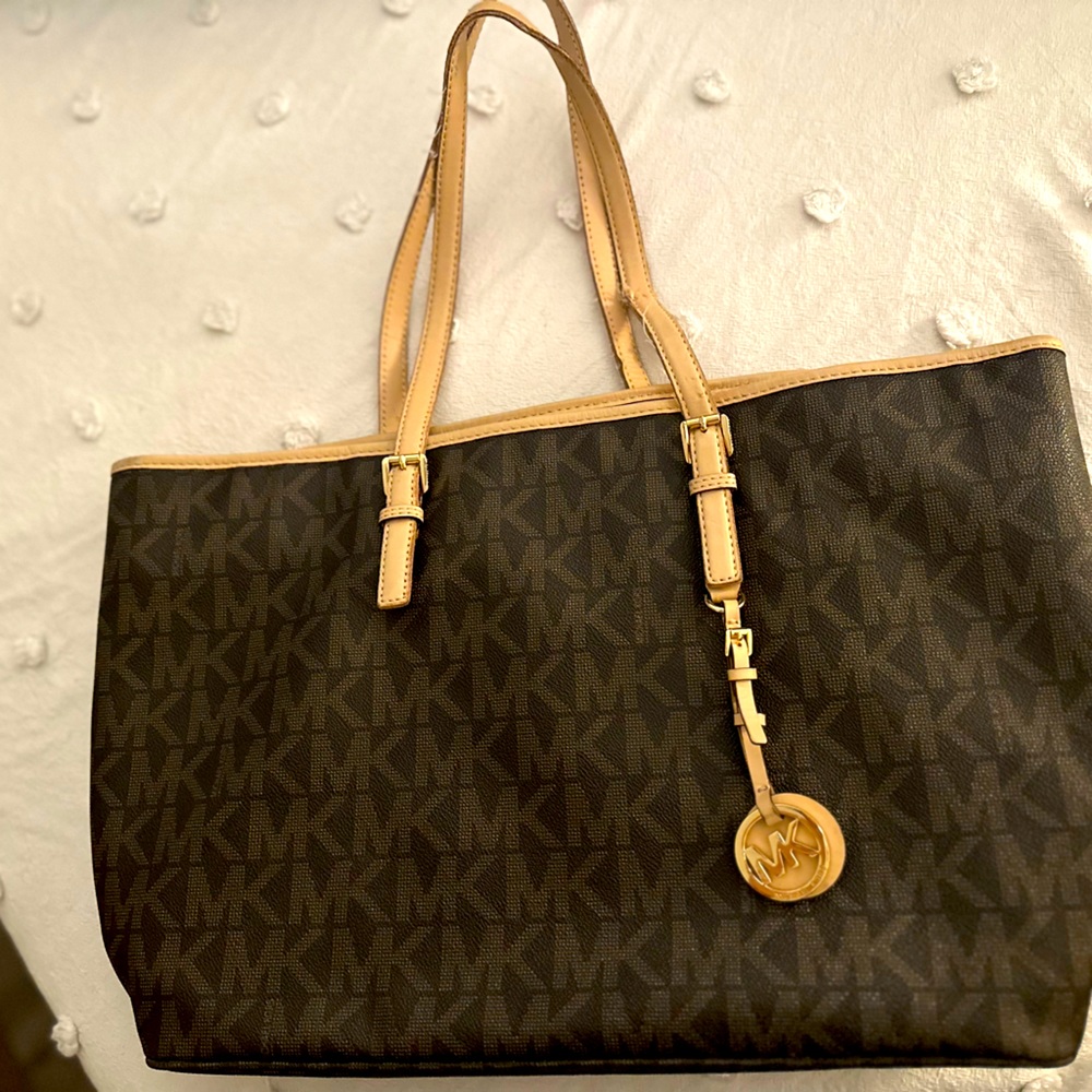 Michael Kors, medium voyager logo bag. Used.
